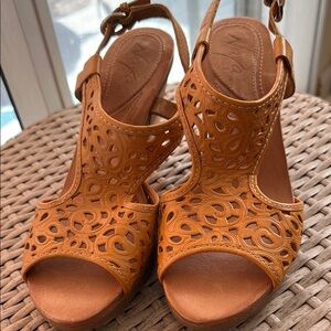 Vionic Women's Tan Wedge Sandals